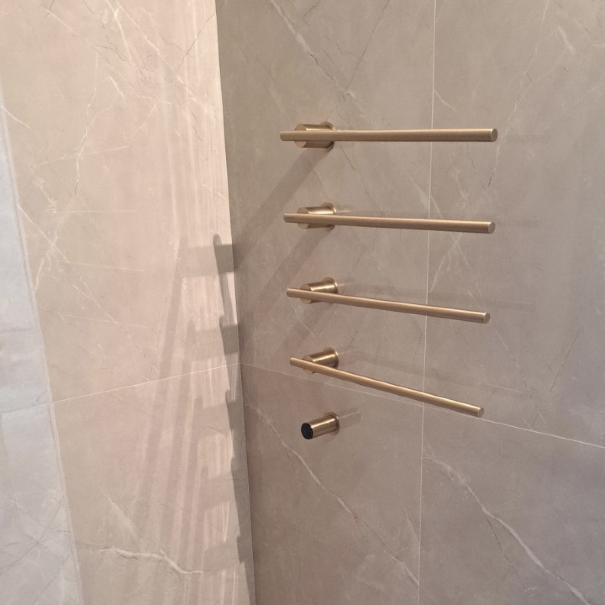 Полотенцесушитель электрический Ganzer 96064-S встроенный на 4 полки золото фото-3